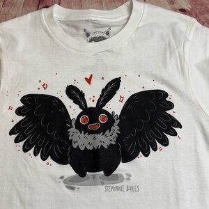 💵Stephanie Bayles White Graphic T-Shirt with Black Winged Creature Size XSmall